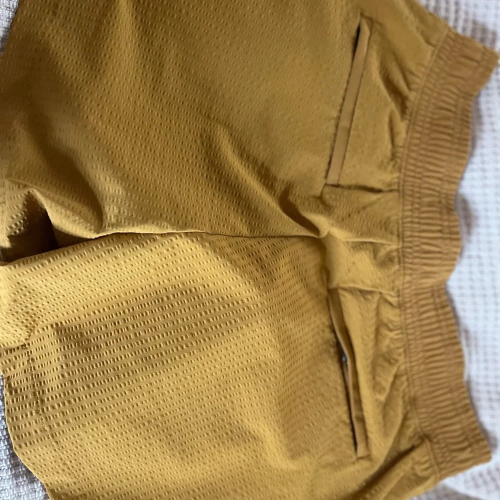 Athleta Textured Brooklyn Short in Tuscan Gold Womens 4 - Picture 3 of 12